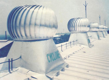 Instalasi Turbine Ventilator Cyclone di Atap Bangunan